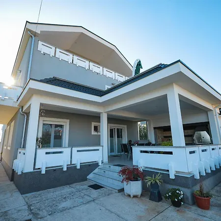 Ferienwohnung in Sukošan mit Großer Terrasse Apartment
