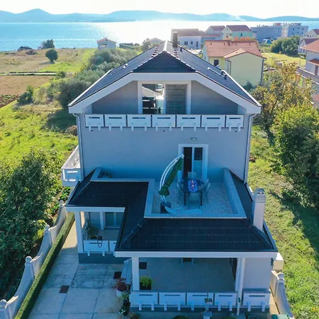 Ferienwohnung in Sukošan mit Großer Terrasse Apartment *