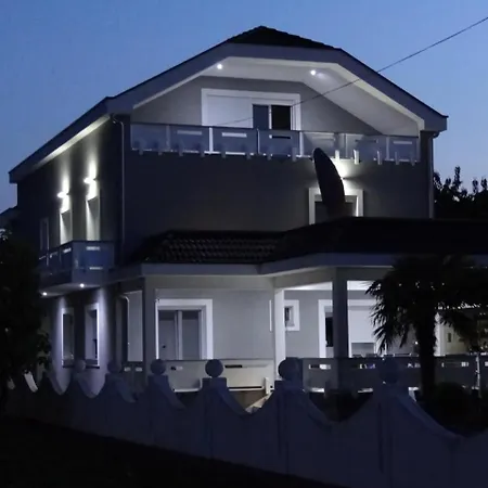 Ferienwohnung in Sukošan mit Großer Terrasse Apartment *