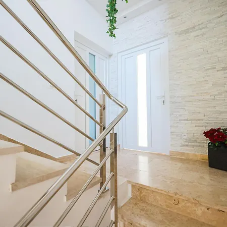 Apartment Ferienwohnung in Sukošan mit Großer Terrasse *