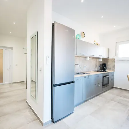 Ferienwohnung in Sukošan mit Großer Terrasse