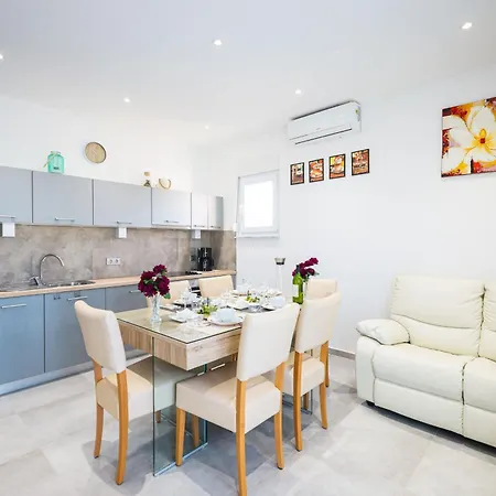 Ferienwohnung in Sukošan mit Großer Terrasse Apartment *