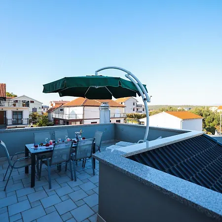 Ferienwohnung in Sukošan mit Großer Terrasse