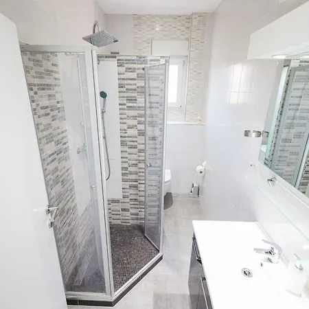 Ferienwohnung in Sukošan mit Großer Terrasse