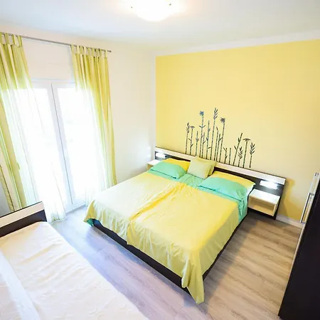Ferienwohnung in Sukošan mit Großer Terrasse